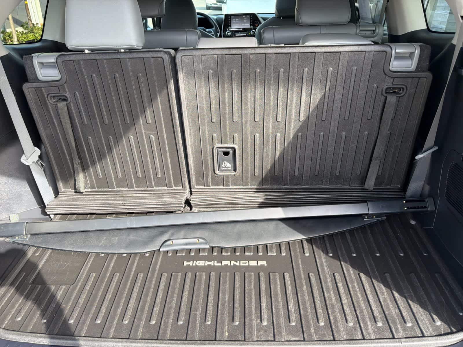Used 2022 Toyota Highlander XLE FWD image 16