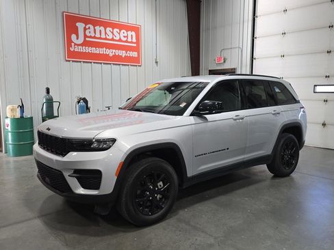 Used 2024 Jeep Grand Cherokee Altitude image 1