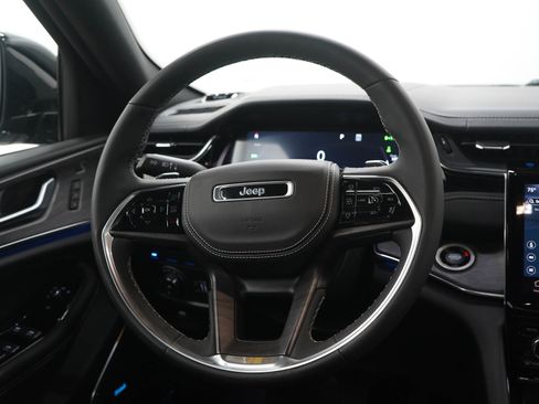 Used 2023 Jeep Grand Cherokee Overland w/ Luxury Tech Group IV image 17