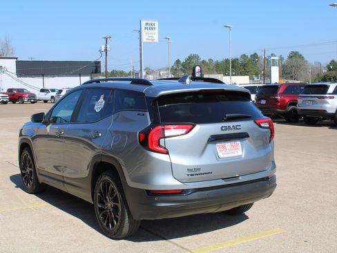Used 2023 GMC Terrain SLE w/ Driver Convenience Package image 9