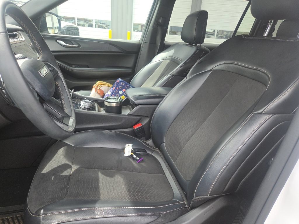 Used 2024 Jeep Grand Cherokee L Laredo RWD image 23