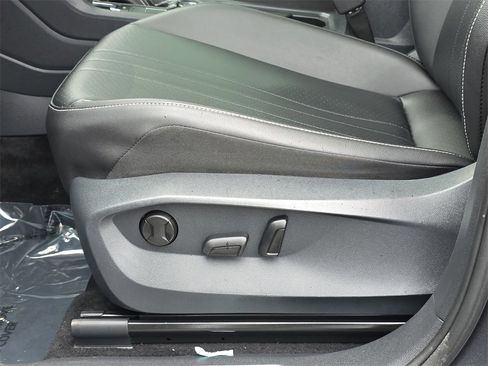 Used 2022 Volkswagen Tiguan SE R-Line image 32