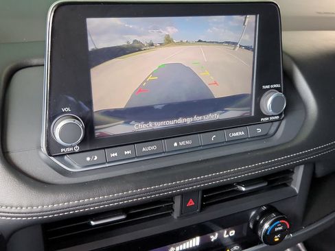 Used 2025 Nissan Rogue SV FWD image 20