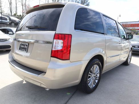 Used 2016 Chrysler Town & Country Touring-L w/ Driver Convenience Group FWD image 7