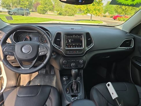 Used 2019 Jeep Cherokee Trailhawk AWD/4WD image 14