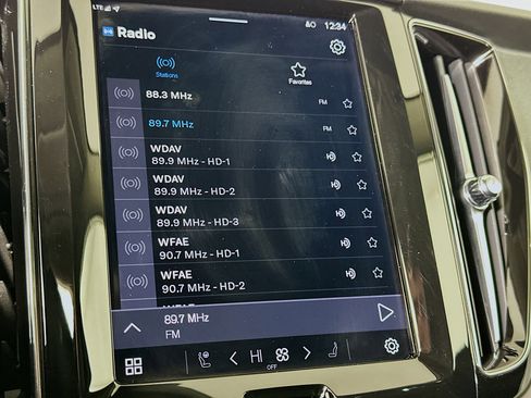 Used 2025 Volvo XC60 B5 Core image 21