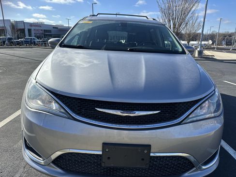Used 2020 Chrysler Pacifica Touring-L image 3