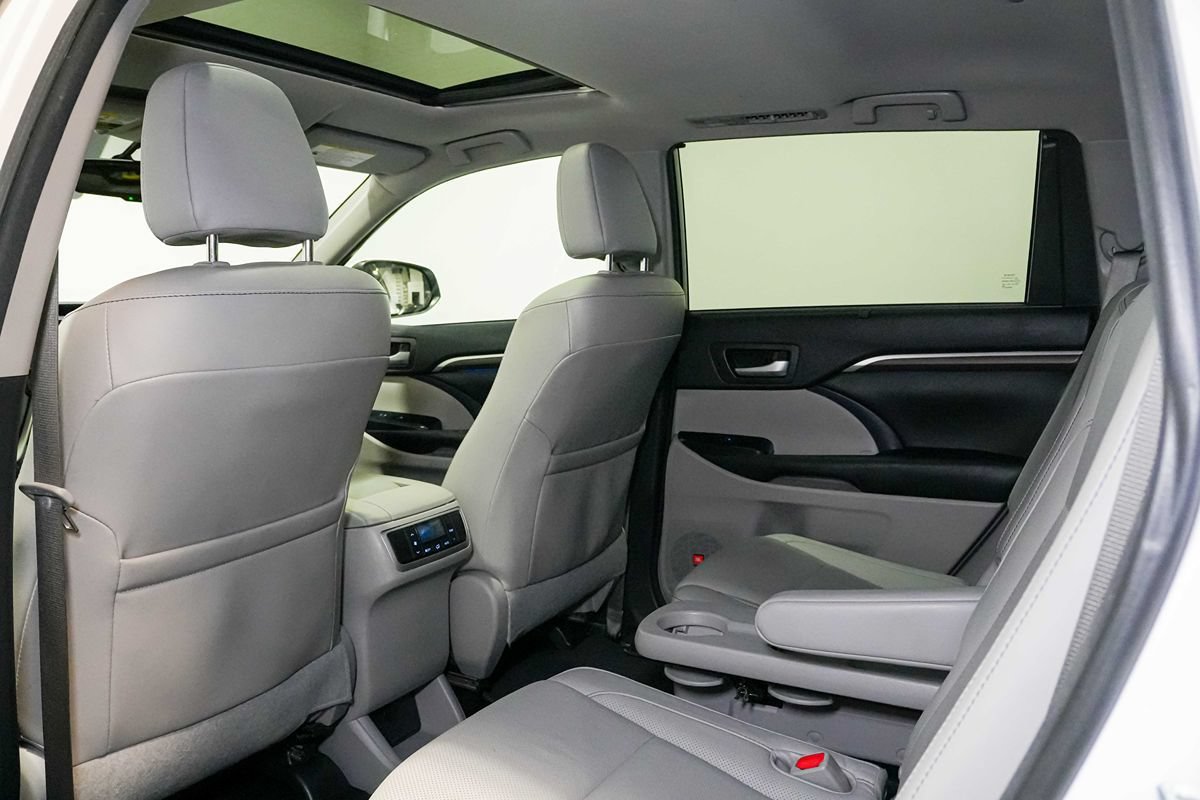 Used 2016 Toyota Highlander Limited FWD image 16