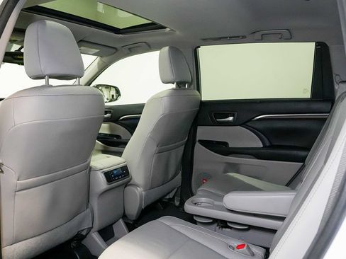 Used 2016 Toyota Highlander Limited FWD image 16