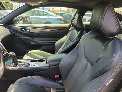 Used 2017 INFINITI Q60 2.0t w/ Moonroof Package RWD image 11