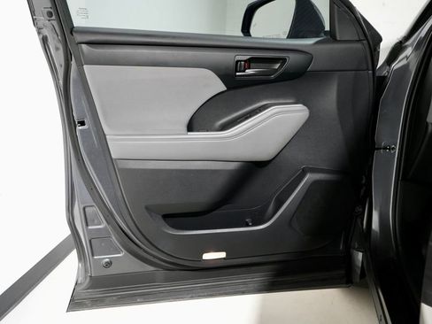 Used 2021 Toyota Highlander LE image 13