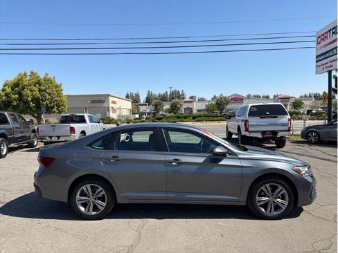 Used 2024 Volkswagen Jetta SE FWD image 4