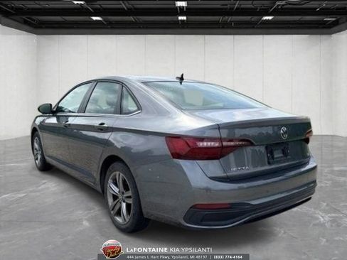 Used 2024 Volkswagen Jetta SE FWD image 3