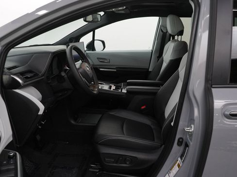 Used 2026 Toyota Sienna AWD image 25