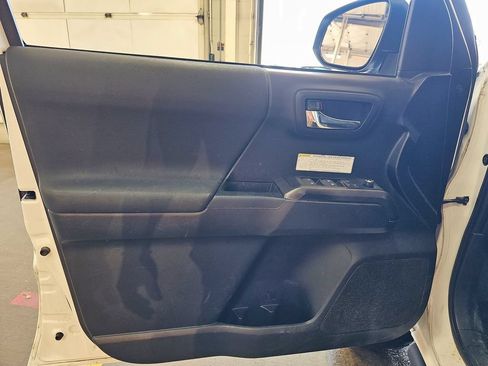 Used 2018 Toyota Tacoma TRD Off-Road AWD/4WD image 14