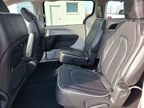 Used 2024 Chrysler Pacifica Limited FWD image 12