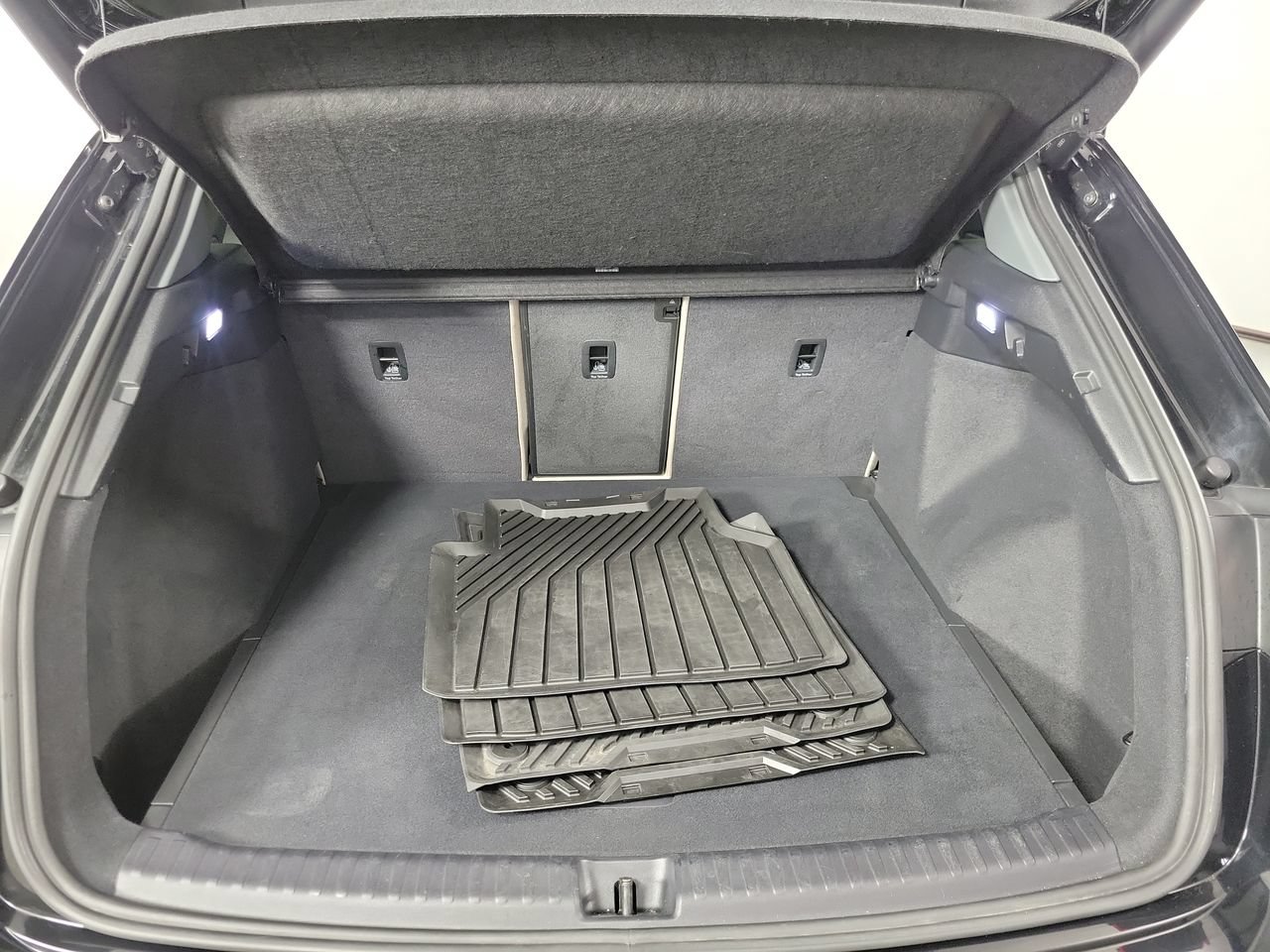Used 2023 Audi Q4 e-tron Premium Plus w/ Premium Plus AWD/4WD image 32