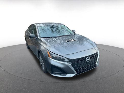 Used 2025 Nissan Altima 2.5 SV image 3