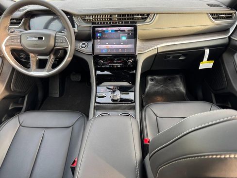 New 2025 Jeep Grand Cherokee Limited image 8