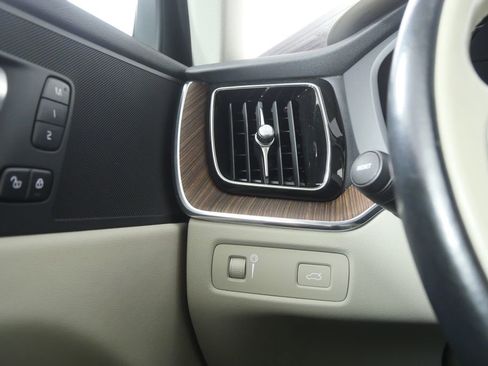 Used 2021 Volvo XC60 T5 Momentum image 18