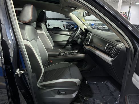 Used 2024 Volkswagen Atlas Peak Edition SEL AWD/4WD image 26