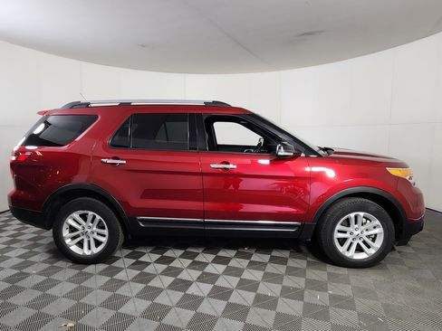 Used 2015 Ford Explorer XLT w/ Equipment Group 202A image 8