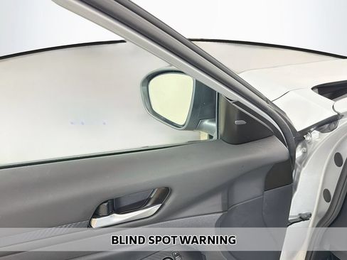 Used 2024 Nissan Altima 2.5 SV FWD image 3