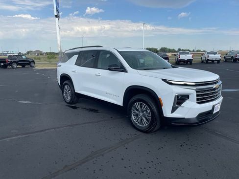 Used 2026 Chevrolet Traverse LT AWD/4WD image 7