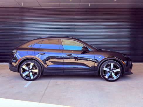 Certified 2025 Porsche Macan 4 Electric AWD/4WD image 12