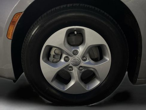 Used 2017 Chrysler Pacifica Touring Plus image 34