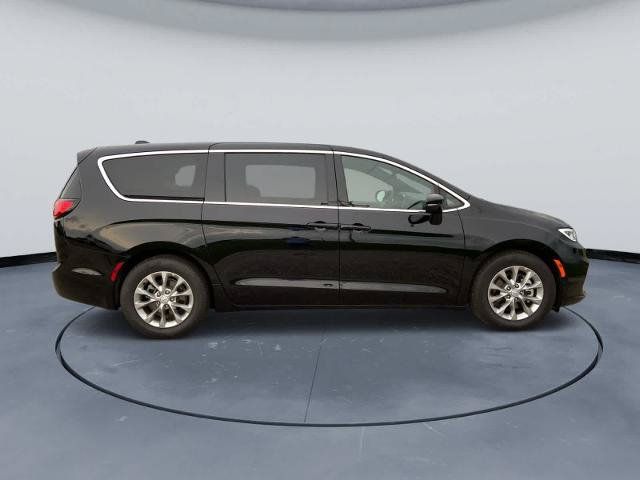 Used 2026 Chrysler Pacifica Limited FWD image 4