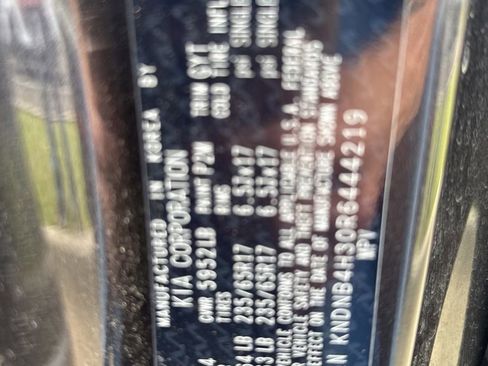 Used 2024 Kia Carnival LX FWD image 13