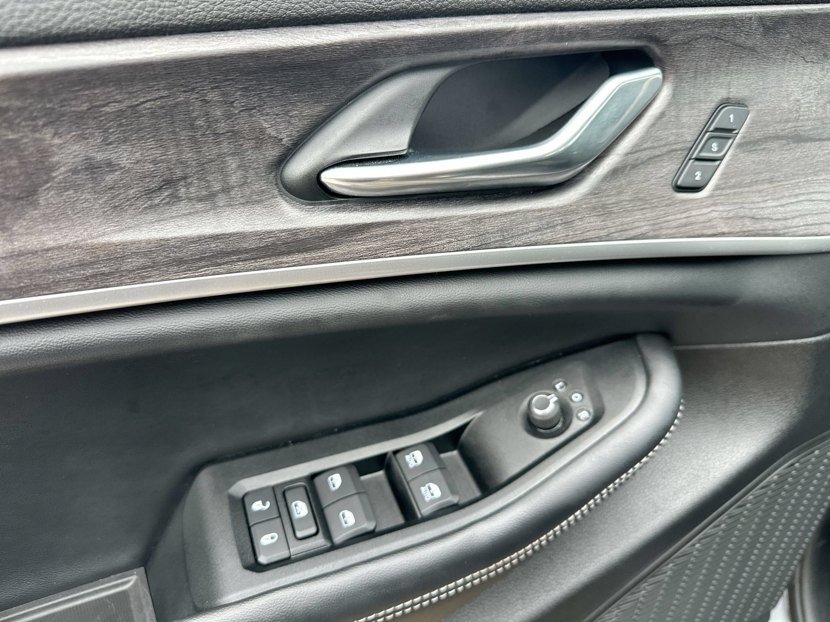 Used 2025 Jeep Grand Cherokee Limited RWD image 13