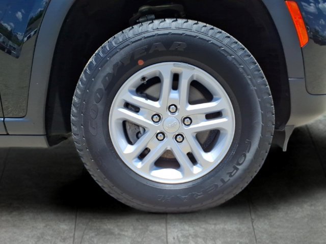 Used 2023 Jeep Grand Cherokee Laredo AWD/4WD image 9