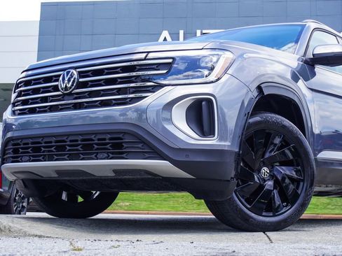 Used 2025 Volkswagen Atlas SE AWD/4WD image 2