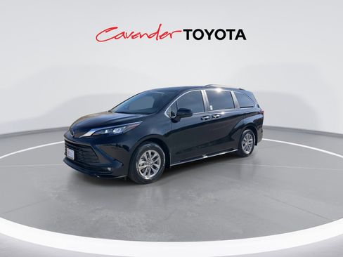 Certified 2025 Toyota Sienna XLE image 4