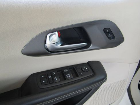 Used 2022 Chrysler Pacifica Touring-L image 23