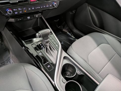 Certified 2024 Kia Niro LX image 14