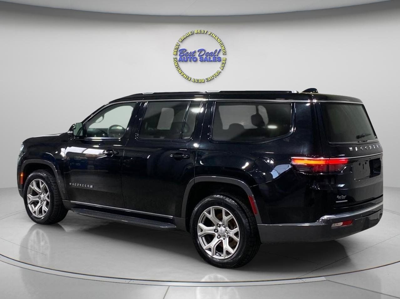 Used 2022 Jeep Wagoneer Series I w/ Premium Group I AWD/4WD image 3
