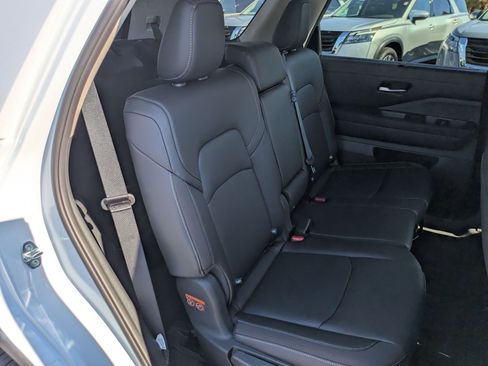 New 2025 Nissan Pathfinder SL image 30