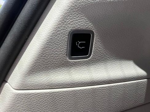 Used 2020 Chrysler Pacifica Touring FWD image 31