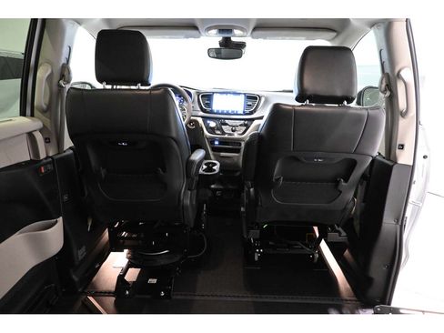 Used 2024 Chrysler Pacifica Touring-L FWD image 20