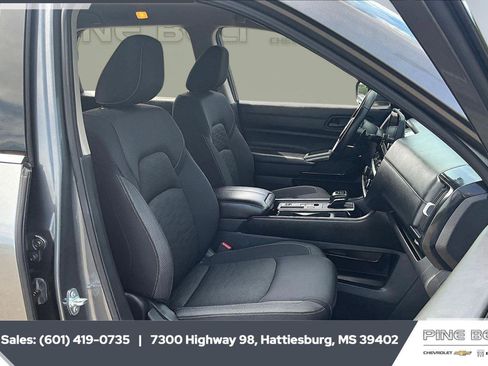 Used 2025 Nissan Pathfinder SV image 6