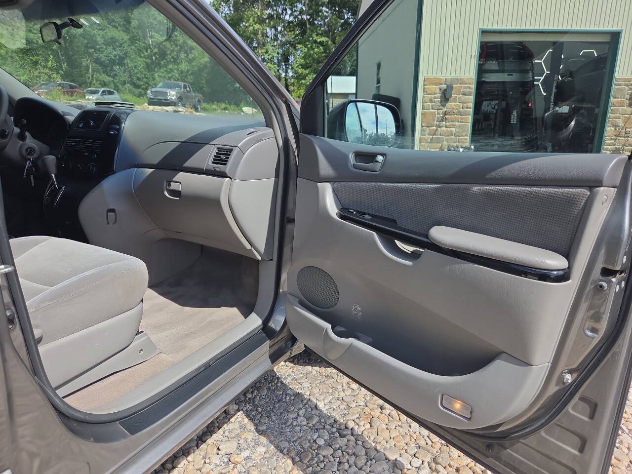 Used 2005 Toyota Sienna LE w/ LE Pkg 5 FWD image 25