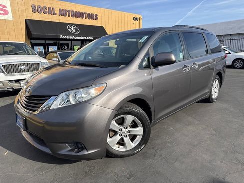 Used 2013 Toyota Sienna LE w/ Towing Pkg image 2