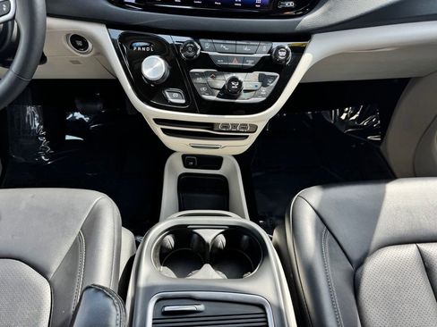 Used 2024 Chrysler Pacifica Touring-L FWD image 22
