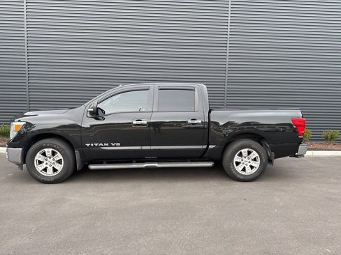 Used 2019 Nissan Titan SV image 2