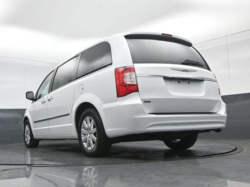 Used 2014 Chrysler Town & Country Touring image 60