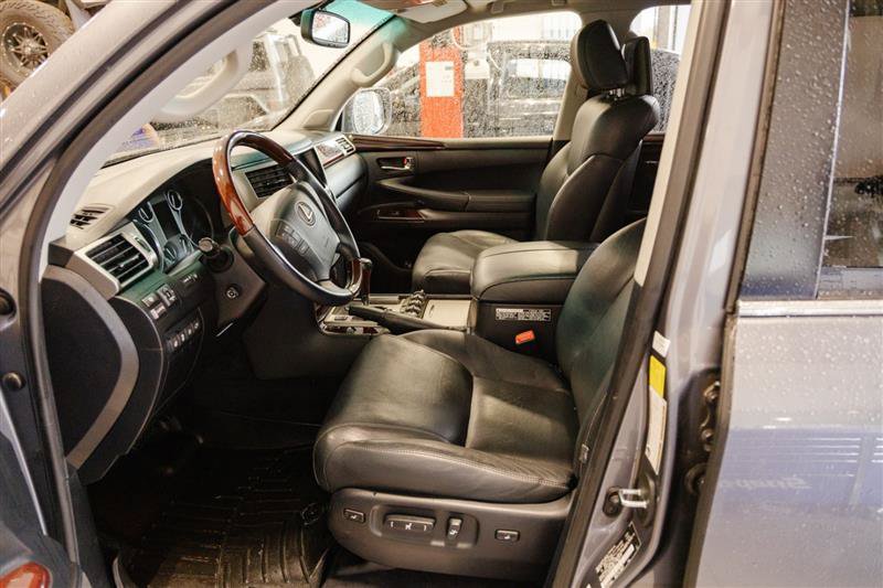 Used 2015 Lexus LX 570 4WD w/ Luxury Package image 14
