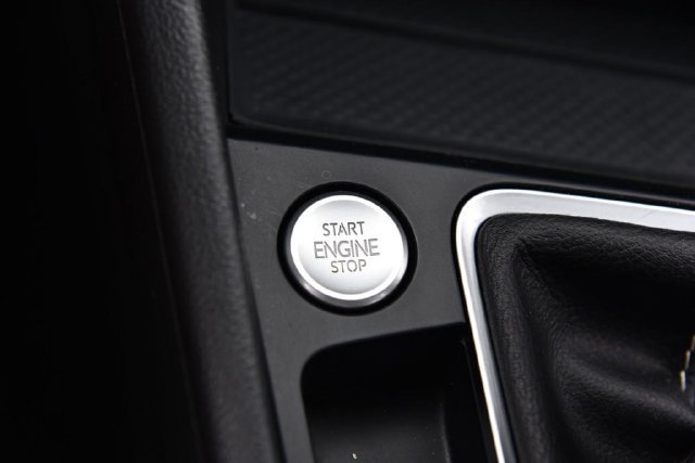 Used 2025 Volkswagen Jetta SE FWD image 17